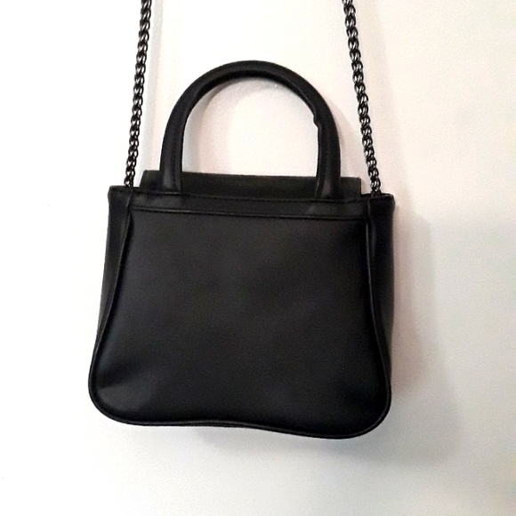 NWOT Black Faux leather handbag purse with chain shoulder strap - Picture 4 of 7